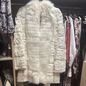 Elegant White Teddy Jacket with Plush Faux Fur and Mid-Length Design